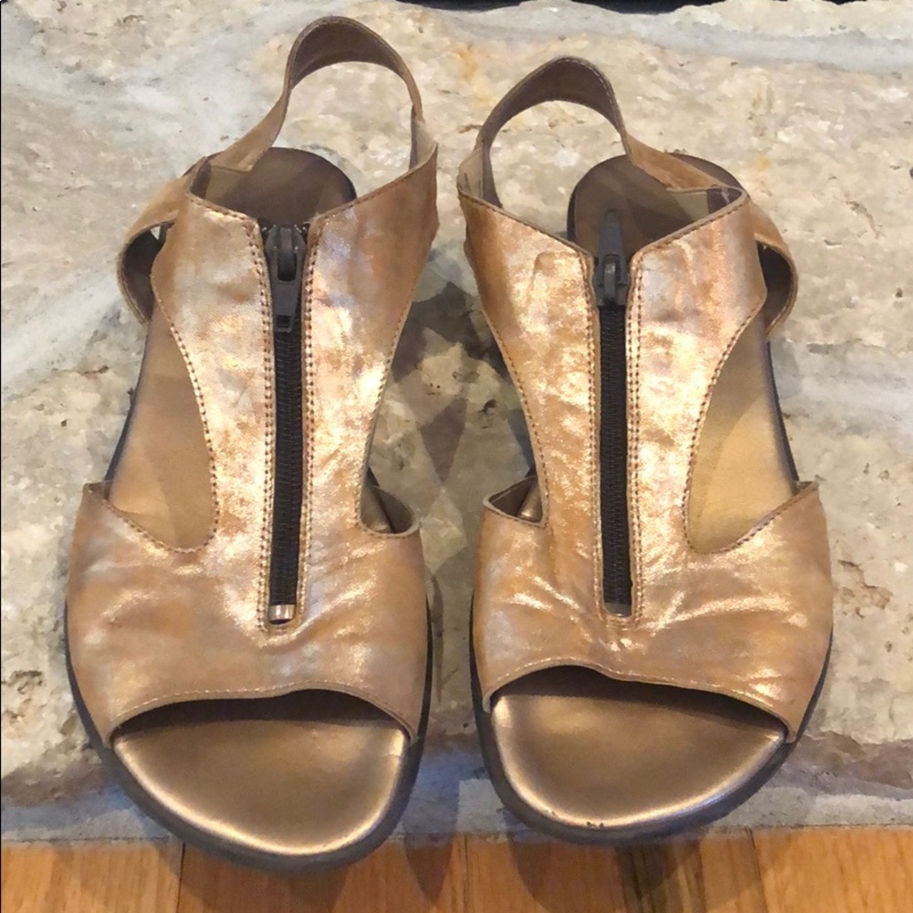 Sesto Meucci Gold open toe sandals Made in Italy